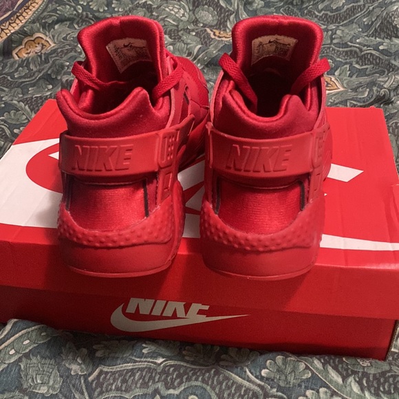 Nike Huarach - Red & White pairs - No Nike box. Only worn 1 time by my child. - Picture 3 of 15